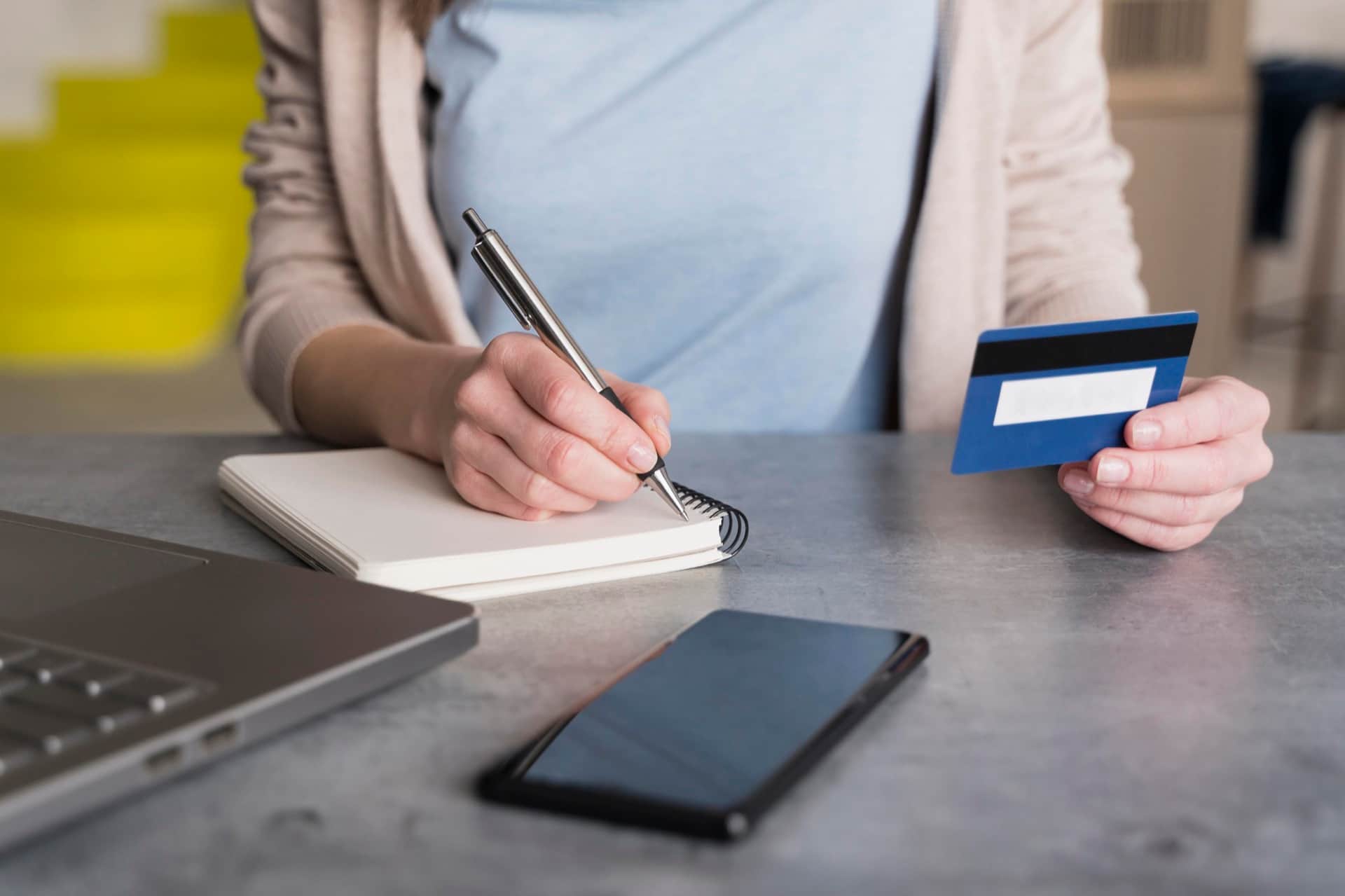 Pourquoi la carte bancaire ne suffit-elle pas à couvrir ces frais ?