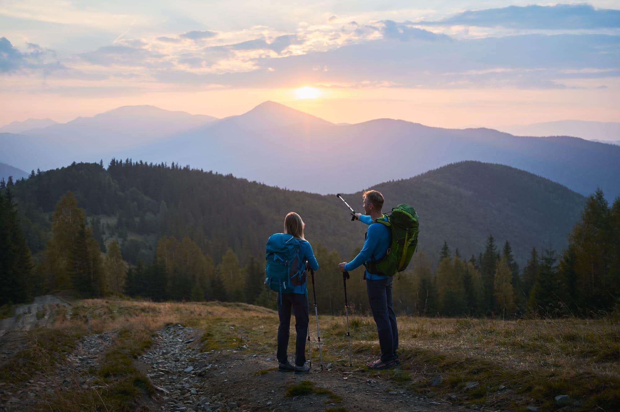 Randonneurs en montagne au lever du soleil dans un parc national