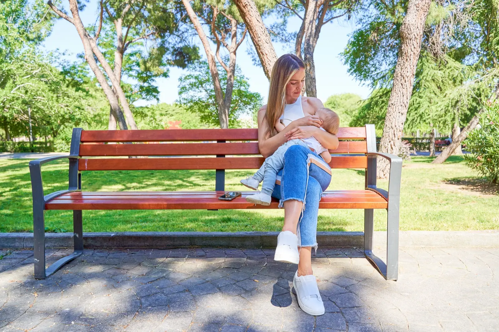 Allaiter et changer bébé en ville