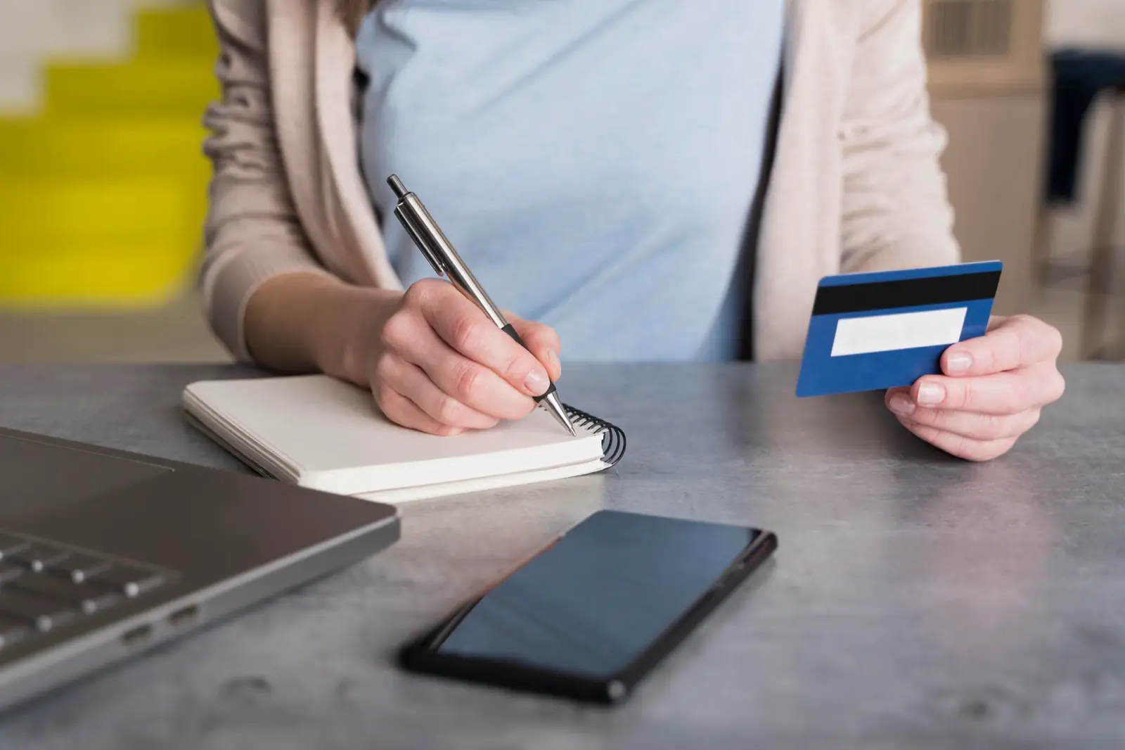 Pourquoi la carte bancaire ne suffit-elle pas à couvrir ces frais ?