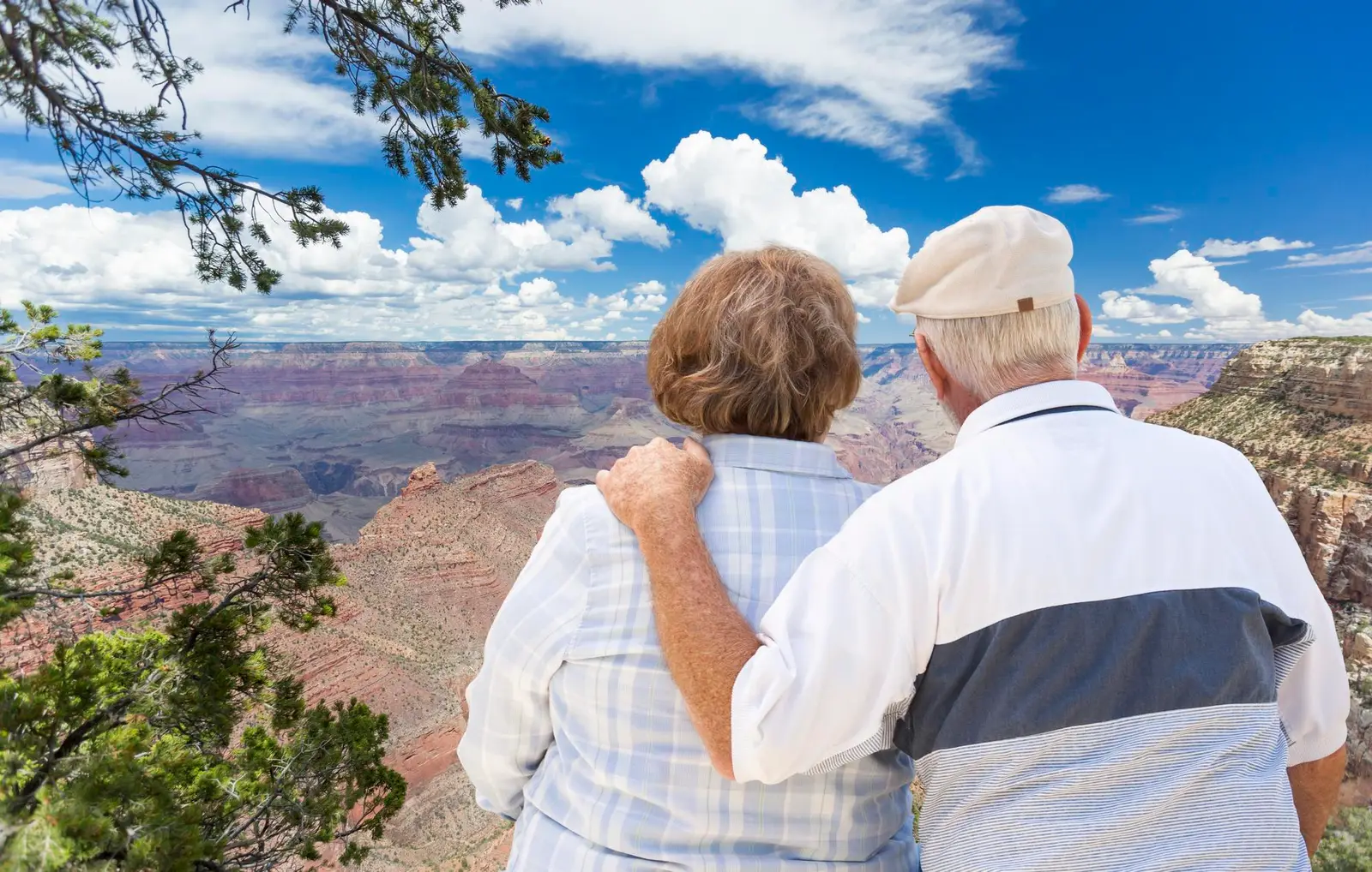 Couple senior admirant le Grand Canyon