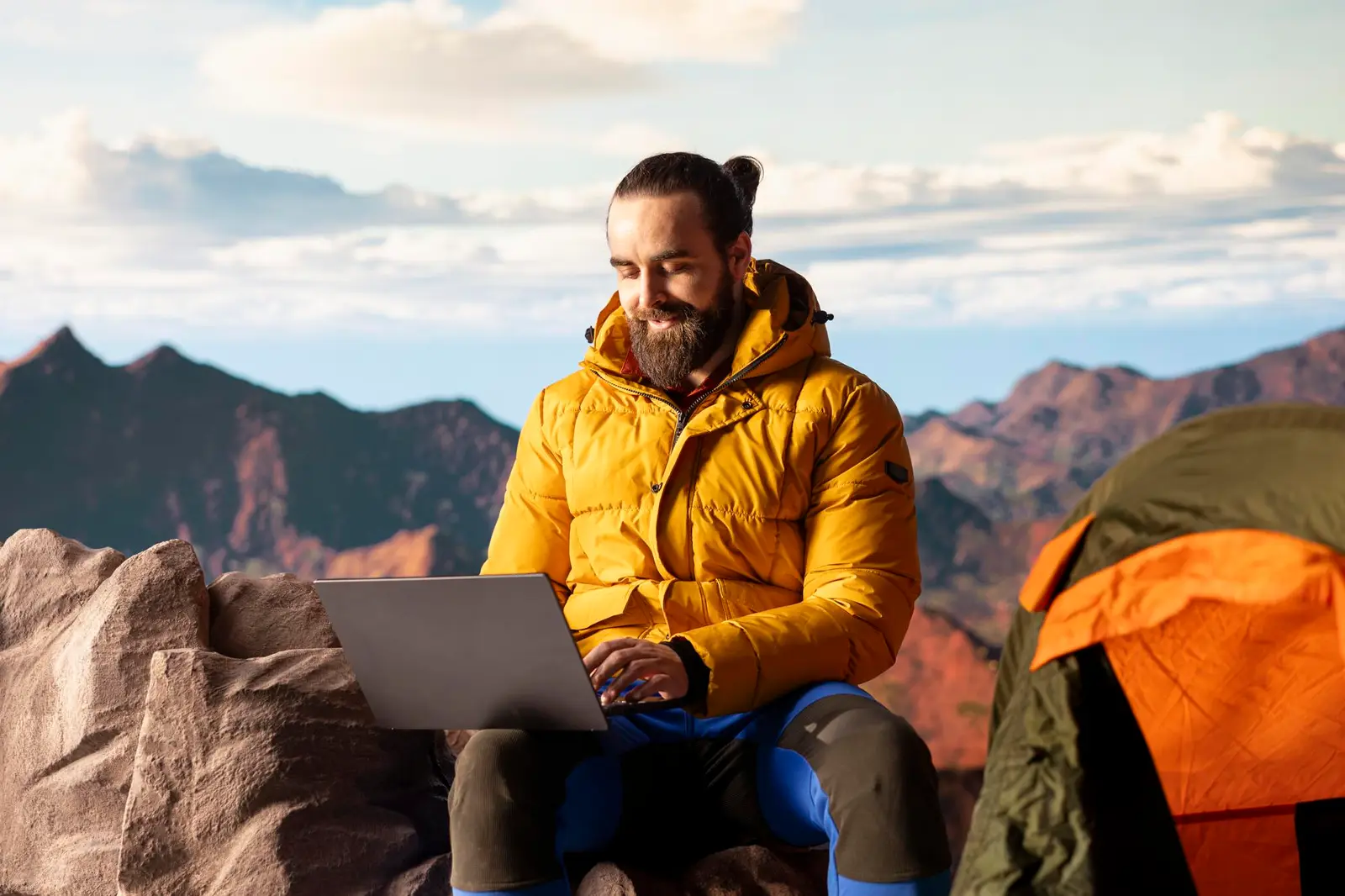 Voyageur réservant en ligne son créneau pour un parc national