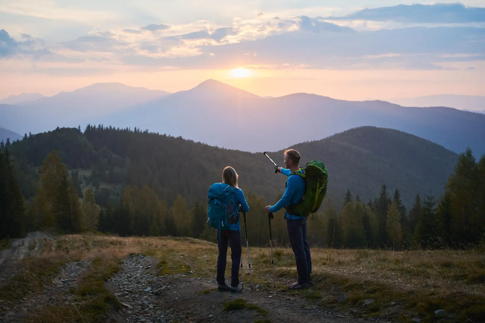 Randonneurs en montagne au lever du soleil dans un parc national